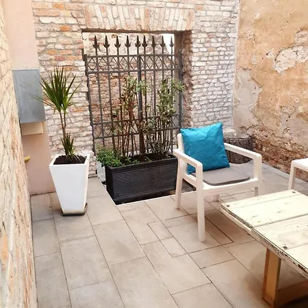 아파트 With Private Courtyard *