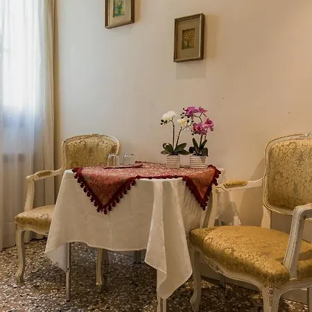 Venice Inn *