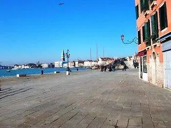 Al Tramonto Dorato Bed & Breakfast 2*