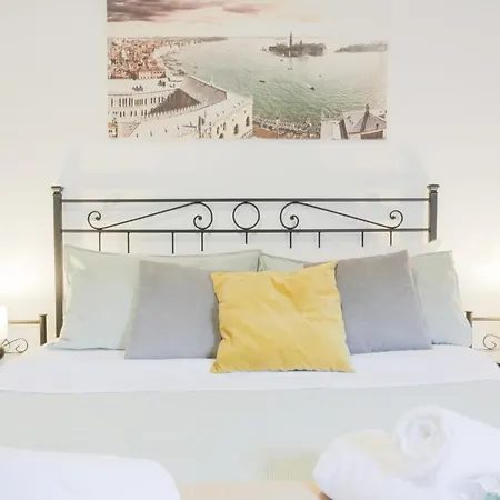 Santa Croce Guest house *