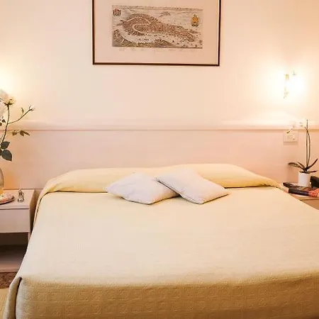 Hotel Santa Lucia *
