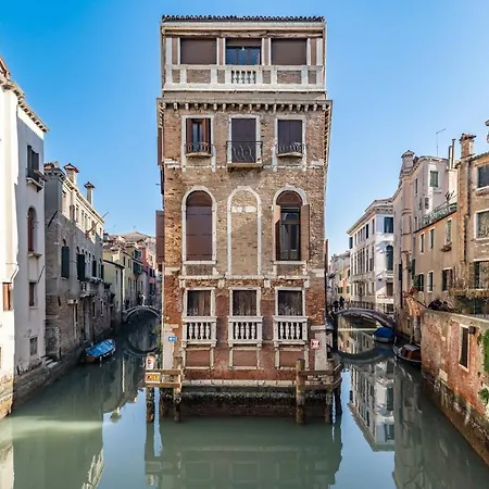 Apartment The Red Door Venice