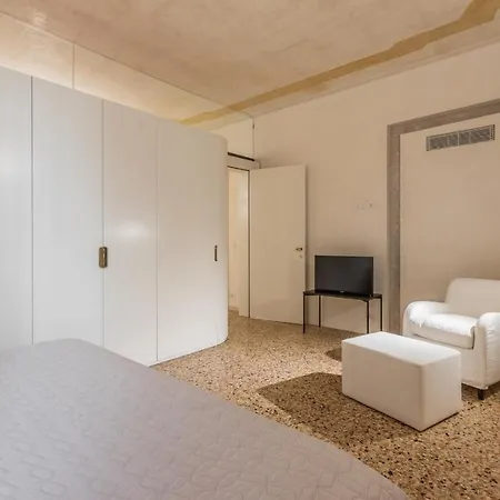 Scaleter - A Fine Luxury In Palazzo With Canal View Apartment
