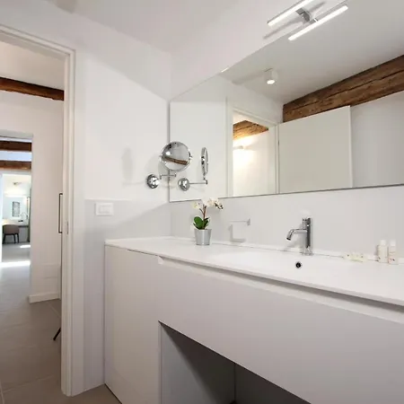 Degli Artisti Apartment *