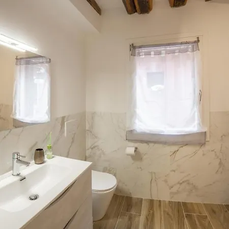 Apartment Primo Piano Venice, Castello Vicino Biennale Venice