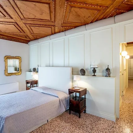 Sartor With Canal View And Private Court Apartment Venice