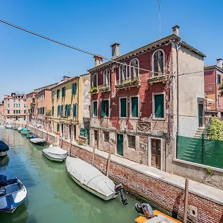 Sartor With Canal View And Private Court *