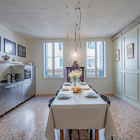 Sartor With Canal View And Private Court Apartment