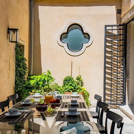 Apartment Sartor With Canal View And Private Court Venice