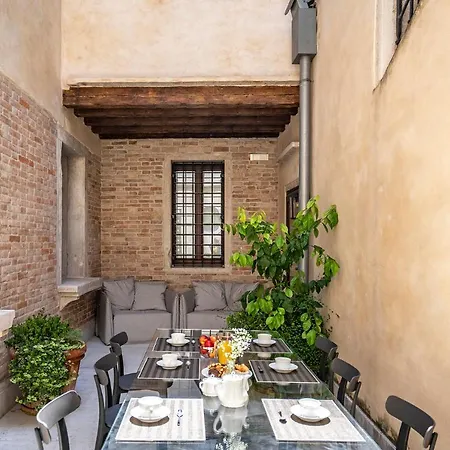 Sartor With Canal View And Private Court Apartment Venice