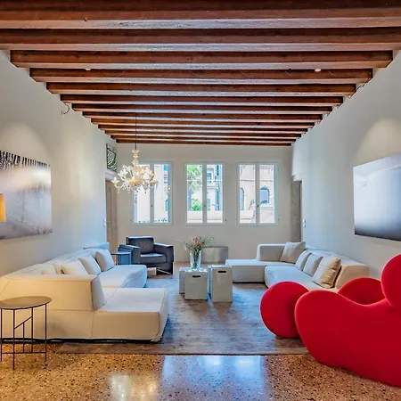 Apartment Sartor With Canal View And Private Court Venice