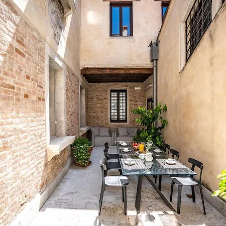 Sartor With Canal View And Private Court Apartment Venice