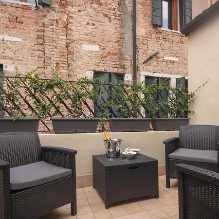 Sant'aponal Cozy With Balcony R&r Apartment