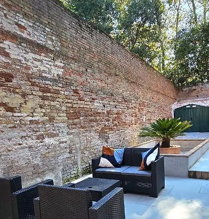 Cozy Small With Private Garden Venedig