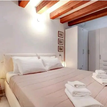 Pergola - Beautiful And Cozy Space On The Water Apartment Venice