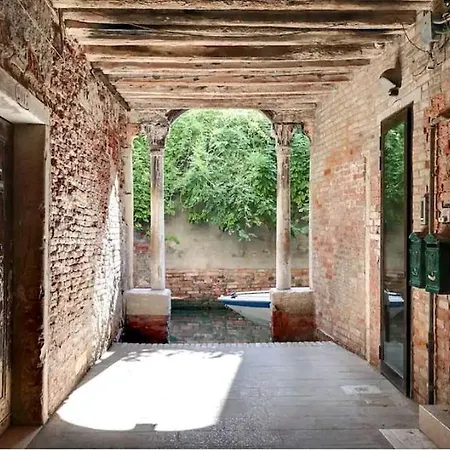 Pergola - Beautiful And Cozy Space On The Water Apartment Venice