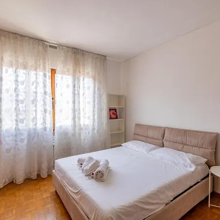 Apartment Kris- Bright With Parking! *