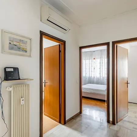 Kris- Bright With Parking! Apartment *