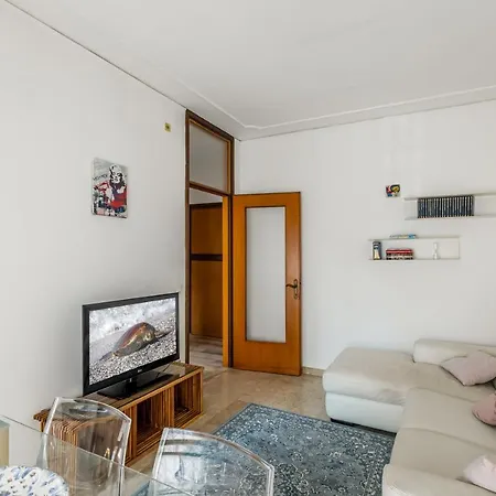 Apartment Kris- Bright With Parking! *