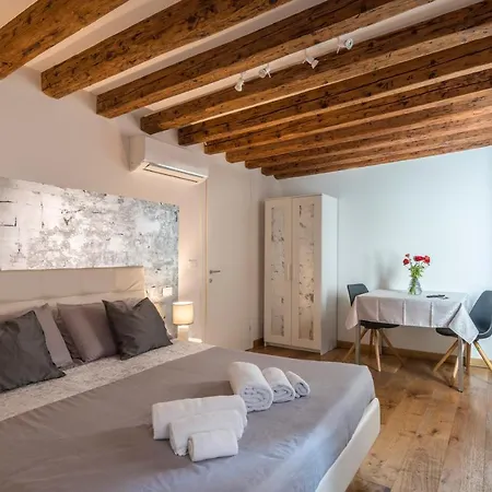 Tre Elementi, Close The Grand Canal Venice