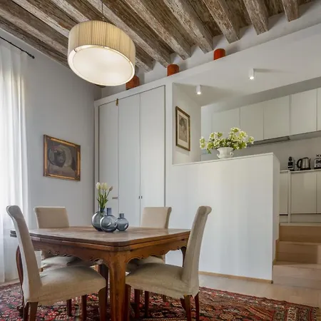 Apartment Miracoli With View On The Canal R&r Venice