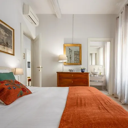 Apartment Miracoli With View On The Canal R&r Venice