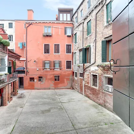 Ca Dei Zoti3 With Luggage Apartment Venice