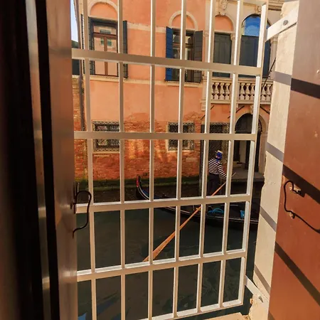 Ca' San Giacomo Canal View Apartment Venice