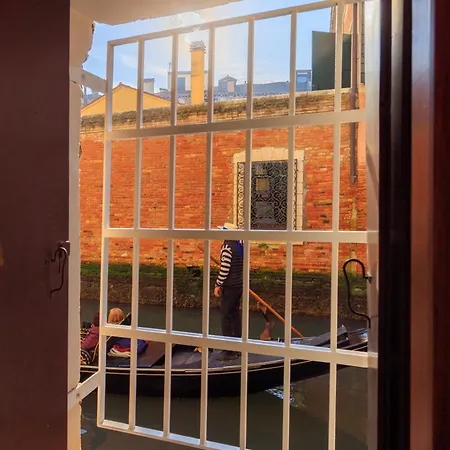 Ca' San Giacomo Canal View Apartment Venice