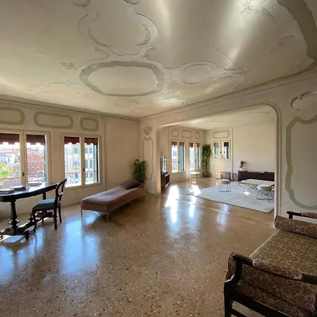Palazzetto Pisani Grand Canal בית הארחה