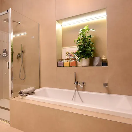 Soderini Splendor: First Floor Palazzo Charm At Castello Square Apartment Venice