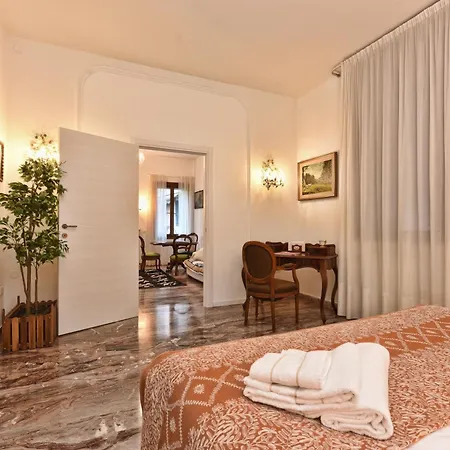 Soderini Splendor: First Floor Palazzo Charm At Castello Square Apartment *