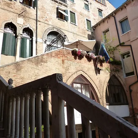 Guest house Palazzo Lion Morosini - Check In Presso Ai Santi Apostoli 3*