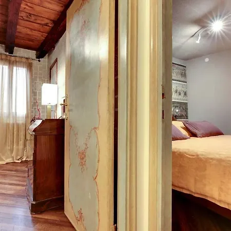 Ca Dei Zoti3 With Luggage Apartment Venice