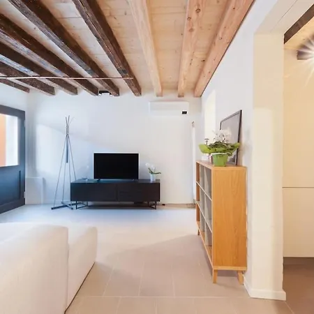 Ca' Ferrando, Brand New Apartment, Experienced Host! * Venice