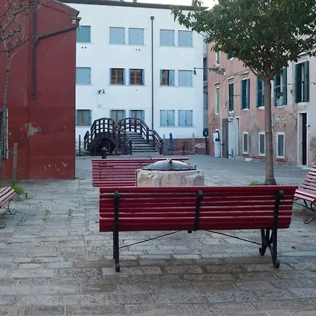 Ca' Ferrando, Brand New Apartment, Experienced Host!