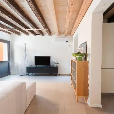 Ca' Ferrando, Brand New Apartment, Experienced Host! Apartment