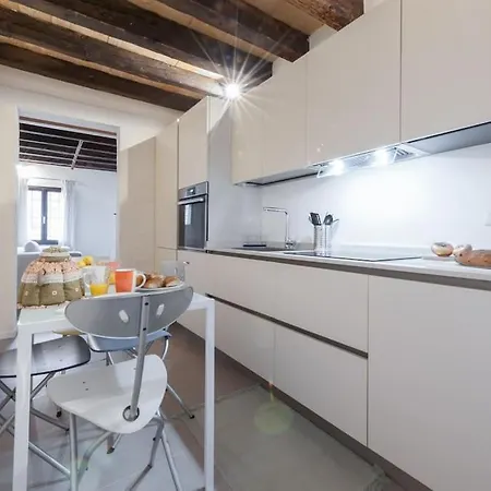 Ca' Ferrando, Brand New Apartment, Experienced Host! Venice