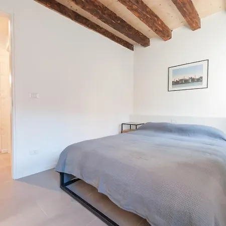 Ca' Ferrando, Brand New Apartment, Experienced Host! * Venice