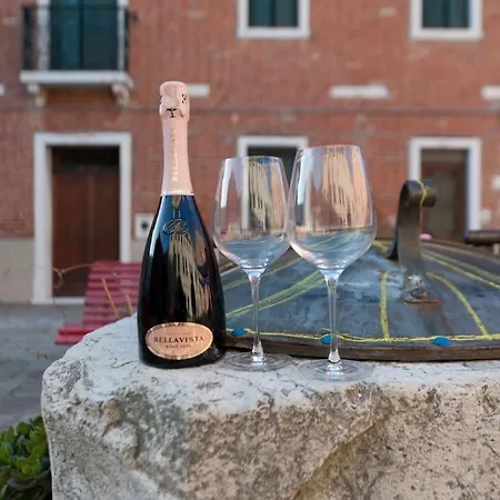 Ca' Ferrando, Brand New Apartment, Experienced Host! Venice
