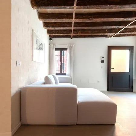 Ca' Ferrando, Brand New Apartment, Experienced Host! *