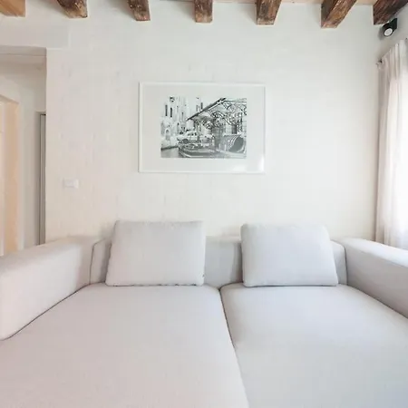 Ca' Ferrando, Brand New Apartment, Experienced Host! *