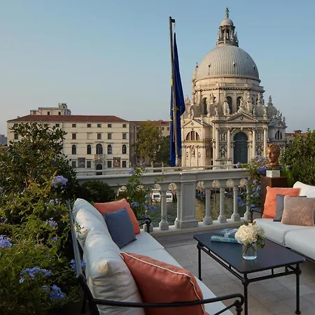 מלון The St. Regis 5*