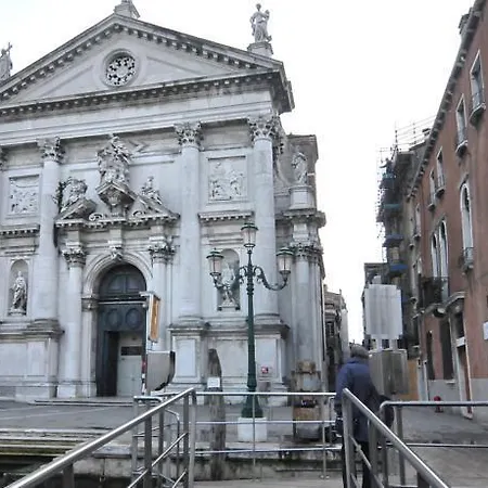 Ca Tron Next To Rialto Bridge