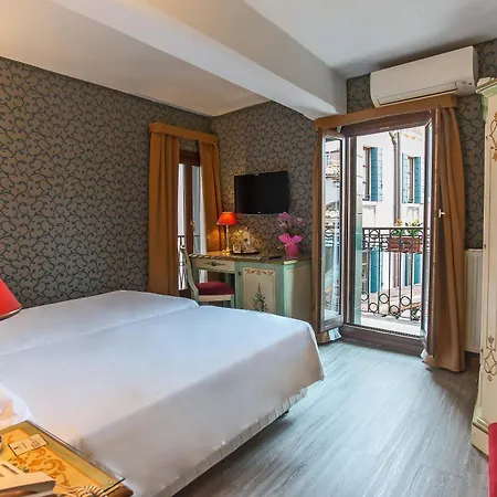 La Fenice Et Des Artistes Hotel