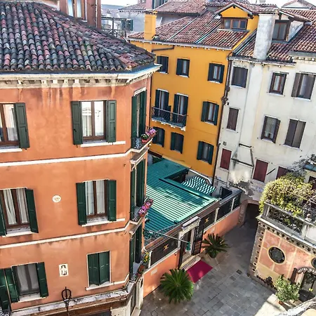 Hotel La Fenice Et Des Artistes 3*