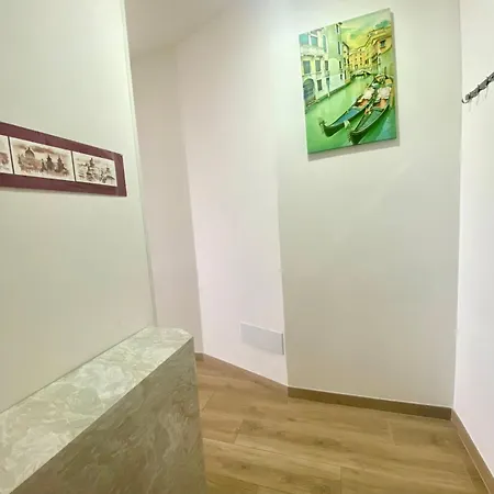 Homestay Venice Station House *