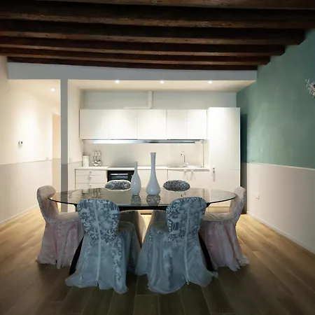 The Lovers' Loft Apartment *