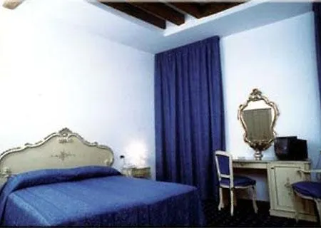 Bed & Breakfast Locanda Casa Querini 3*