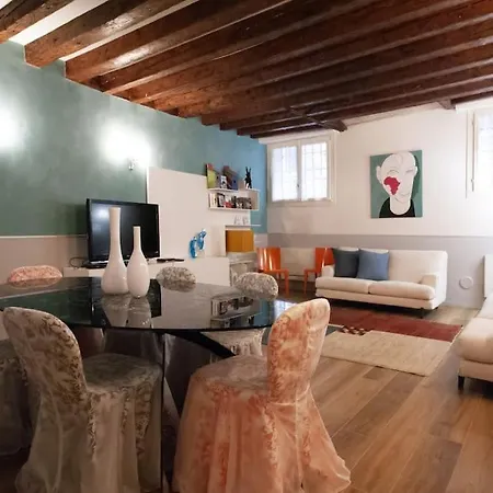 The Lovers' Loft Apartment *